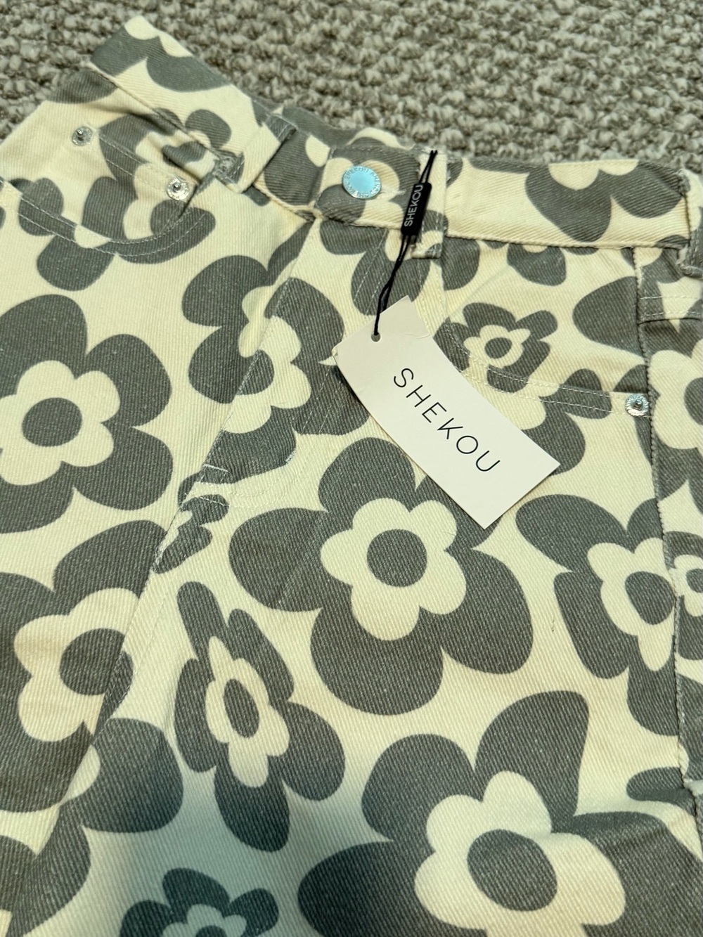 Wide Leg Floral Print Pants — Cream & Sage Green, Long for a typical xxs - Picture 3 of 4